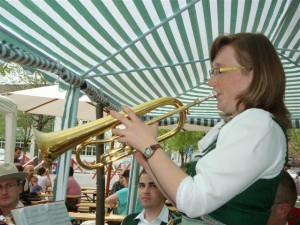 Maibaumaufstellen Trachtenverein 2012 032